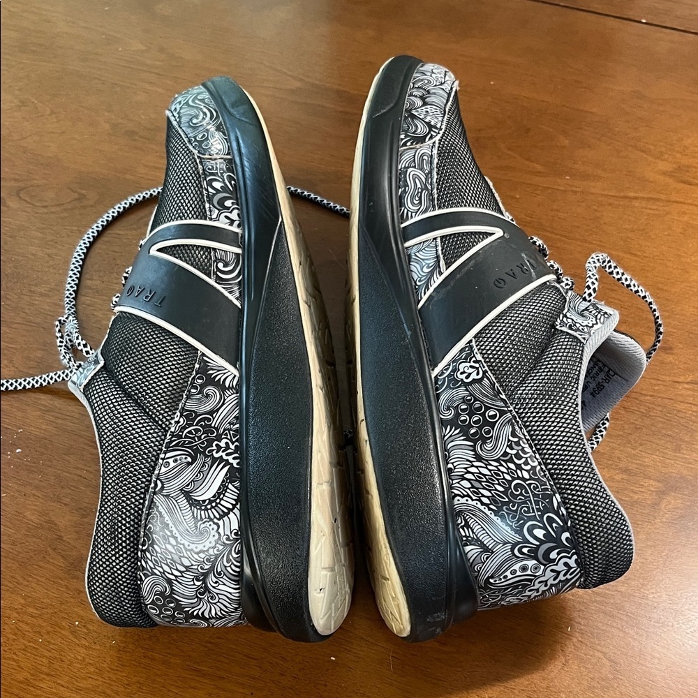 TRAQ BY Alegria Men's Black and White Patterned Sneakers - Picture 7 of 10